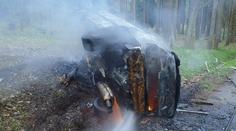 Děsivé foto! Auto po nehodě u Komárova totálně shořelo