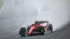 Sainz v Suzuce vylétl z trati a závod byl přerušen. Restart posunul déšť