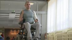 Detektiv Dan skončil po jízdě na motorce na vozíku, kamarádi pro něj pořádají sbírku