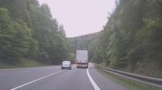 VIDEO: Předjíždění v zatáčce a na plné čáře. Řidič rapidu ohrozil několik lidí