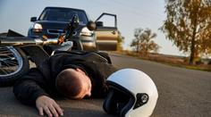 Právník léta bojoval proti přilbám. Zemřel při nehodě na motorce, helmu neměl