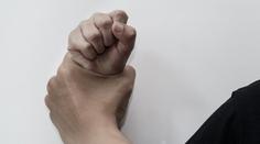 Tomáše znásilňoval jeho učitel. Podobný zážitek má každý devátý muž