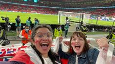 Fanynka se hodila marod a v televizi ji viděly miliony lidí. Pak dostala padáka