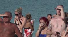 Turisté v šoku! Přímo na pláži vykopali tělo mrtvé ženy! VIDEO