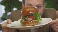 Češi patří mezi největší jedlíky hmyzu v Evropě. Udělali z něj i hamburger