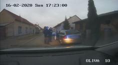 Zdrogovaný rodič ohrozil svého syna. Před policisty zběsile ujížděl