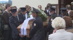 Blízcí pohřbili oběti nehody, v níž figuruje sexuolog Weiss