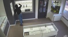 Majitel zlatnictví vyhnal z obchodu zloděje. Policie po nich pátrá