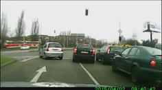 Opilý řidič u Pardubic naboural policejní auto a jel dál!