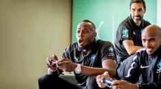 Usain Bolt nebo Robbie Williams hráli FIFU ve prospěch charity
