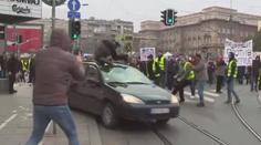 V Bělehradě vjel řidič do davu demonstrantů. Vážně zranil mladou studentku