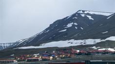 Ztracený ruský vrtulník objevili v moři u ostrova Svalbard