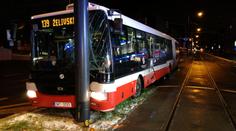 V Praze v noci bouraly dvě tramvaje! Zranili se čtyři lidé