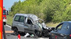 Další nehoda! Po motorkáři zemřel řidič auta. Jinde zachraňovali děti a těhotnou