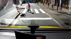 Ani se nerozhlédli. Záchranáři zveřejnili drsné záběry chodců před sanitkou