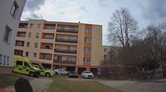 Kluk (10) napadl mámu i sestru, pak chtěl skočit z balkónu!