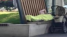 Lidé si mysleli, že maminka spí s dítětem na ulici. Všechno ale bylo jinak