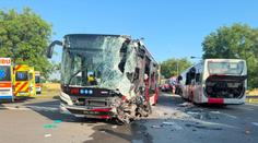 Na Kladensku se srazily dva autobusy. Více zraněných, zasahoval i vrtulník