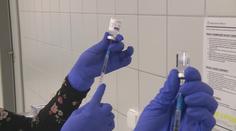 Senioři marně vyhlížejí očkování, polikliniky ani praktici nemají vakcíny