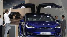 Tesla málem skřípla hlavu čtyřletému dítěti. Místo automobilky to odnesli rodiče