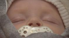 Němci proti nízké porodnosti bojují příspěvky, ve Španělsku delší mateřskou
