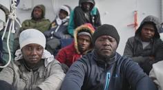 Po týdnech na pevné zemi. Malta přijala padesátku migrantů z lodí!