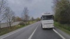 VIDEO: Kamion najel do protisměru a srazil se s dalším. Do tragédie chybělo málo