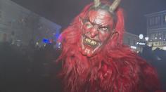 Drsné zbití pometlem. Takhle vypadá tradiční show krampusů, lidé je ale milují