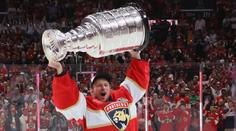 Další Čech se v NHL stěhuje. Vítěz Stanley Cupu míří za krajanem Vejmelkou