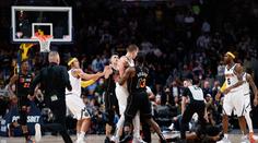 Ostrý faul v NBA. Hvězdě Denveru ujely nervy a sundala soupeře