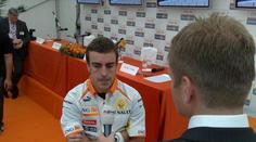 Hvězda F1 Alonso je v Praze, navštívil děti v Motole