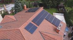 Za fotovoltaiku zaplatil pan Andres už půl milionu. Energii ale využívat nemůže