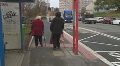 Ve Slaném postavili označník doprostřed chodníku. Dělníci prý špatně četli plán