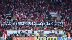 Rozdělená tribuna Sever. Fanoušci při derby nefandili a ještě se poprali
