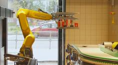 Kuře z rukou robota? Řetězec KFC otevřel unikátní pobočku