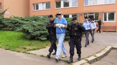 Opilý muž mával v Bohnicích zbraní z okna! Pak zazněly výstřely