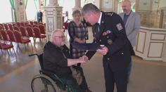 Zloději policistu skoro ubodali vidlemi. Přežil zázrakem a nyní dostal medaili