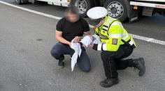 Policisté na dálnici oživovali měsíční miminko. Nedýchalo, rodiče byli zoufalí