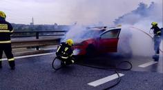 Na Pražském okruhu shořelo auto. Policie kompletně uzavřela provoz