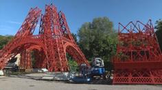 Osm let práce dědečka a vnuka. Vyrobili 30metrovou repliku Eiffelovy věže