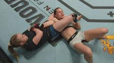Milionová sázka i gratulace od Rondy Rousey! To byl UFC debut Hansenové