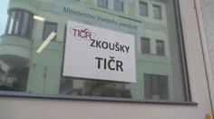 Trojice inspektorů měla podvádět s pracovními osvědčeními. Hrozí jim až 10 let