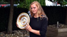 EXKLUZIVNÍ PŘENOS: Hvězda Kvitová se předvádí s trofejemi
