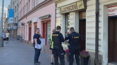 Ozbrojený muž přepadl pražské zlatnictví. Policie po něm pátrá