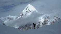 Lidé zasažení bouří na Everestu jsou už v bezpečí. Jeden z nich nepřežil