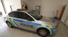 Agresor v Chocni rozmlátil policejní auto, nadýchal 2,76 promile