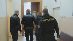 Muž měl brutálně zbít svého kamaráda i přítelkyni. Hrozí mu až 12 let