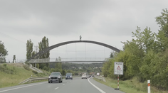 Socha na mostě vyděsila řidiče na Plzeňsku. Mysleli si, že jde o sebevraha