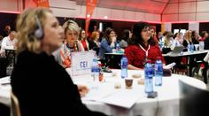 Ženy stále vydělávají méně než muži. Pražská konference to chce změnit
