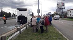Při srážce autobusu s náklaďákem zemřela žena! Několik lidí se zranilo